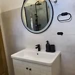 別荘 Stone House Knezevic ヴィンイェラック